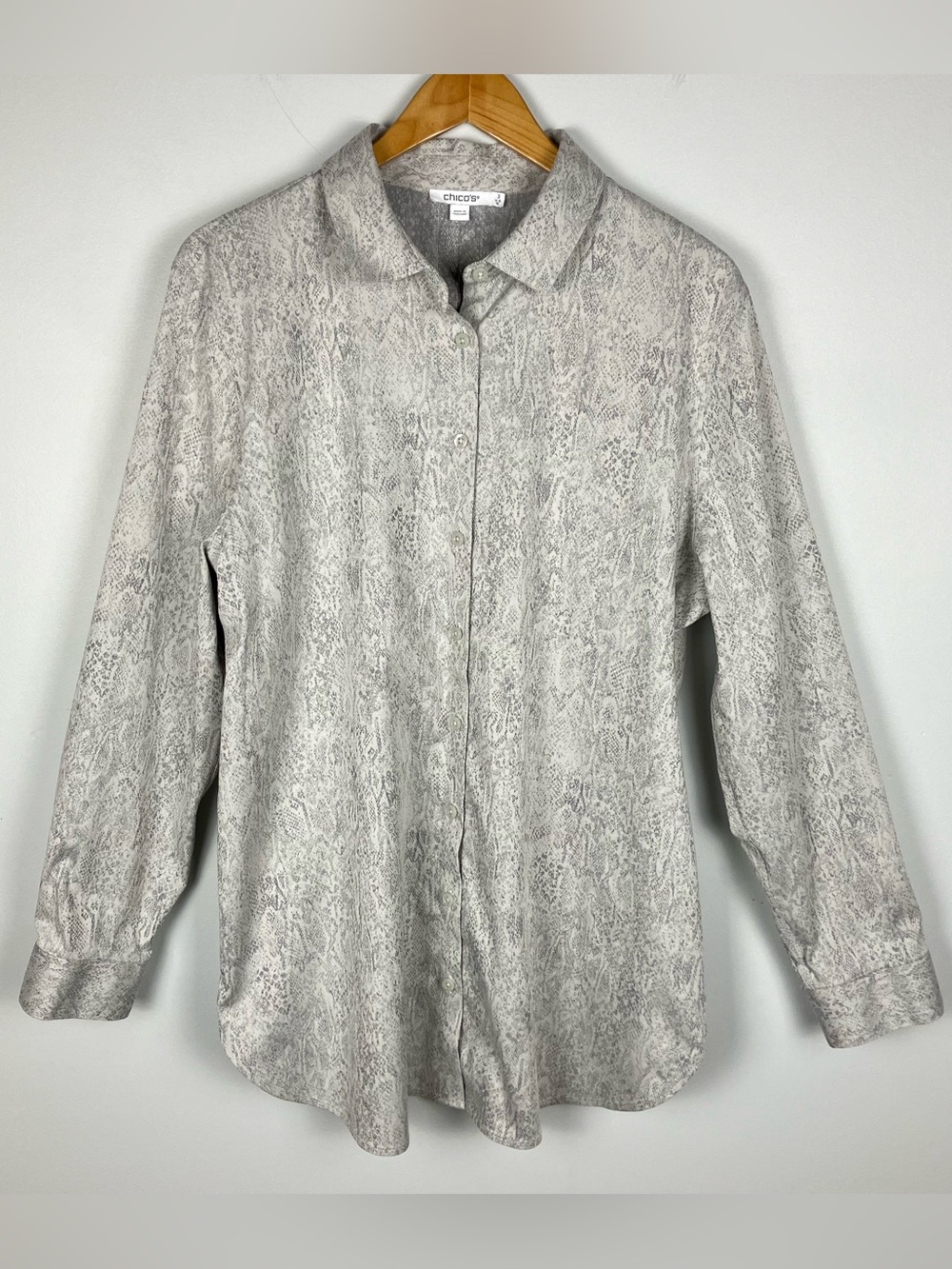 Chico’s Snake Print Button Front Shirt Womens Size 3 US 16 Gray Stretch Blouse